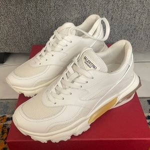 Valentino Sneaker 36.5 for size 6 good !